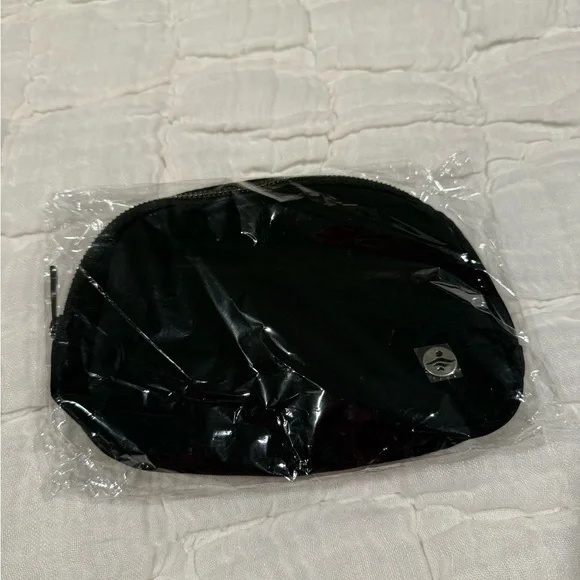 HALARA Belt Bag Black Waist Bag NWT - Picture 2 of 4